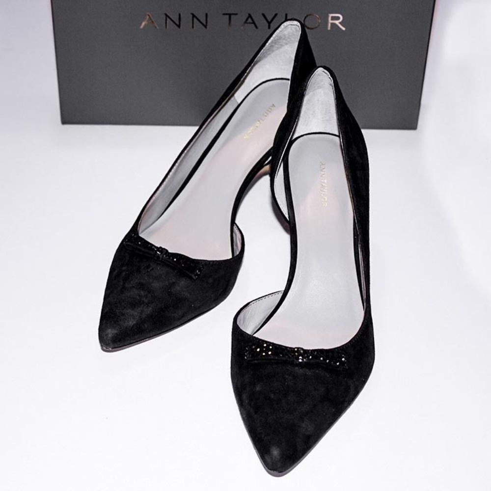 EUC Ann Taylor Black Suede Pumps